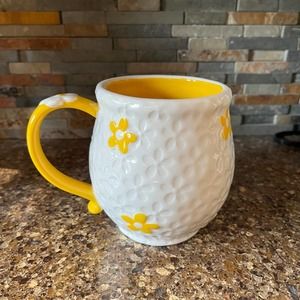 White and yellow daisy mug